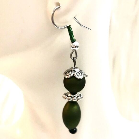 Hunter Green Glass beaded earrings - Picture 2 of 2
